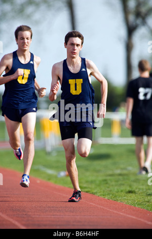 Coureurs sur la piste au cours d'une école d'athlétisme. Banque D'Images