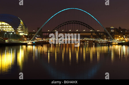 Gateshead Millennium Bridge - le premier pont basculant Banque D'Images