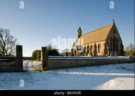 All Saints Church, près de Farnley Otley, sur une neige d'une grande clarté, d'après-midi. Banque D'Images