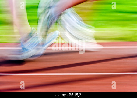 Close up de coureurs pieds lors d'un high school track & field rencontrez Banque D'Images