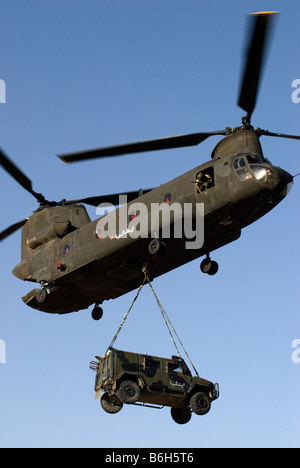 Ch-47 Chinook italien portant un Lince jeep en Afghanistan Banque D'Images