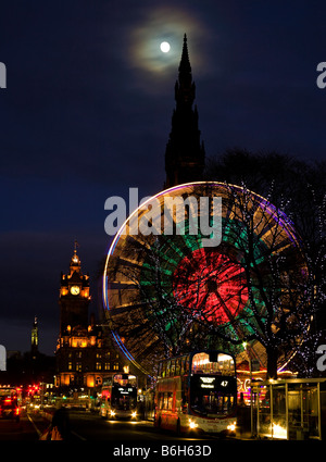 Princes Street, Édimbourg, à la circulation et la grande roue au cours de la période des fêtes, l'Ecosse, Royaume-Uni, Europe Banque D'Images