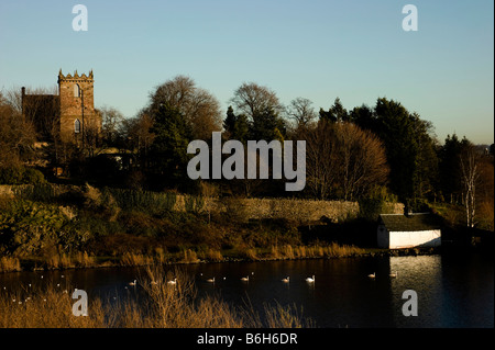 Duddingston Loch en hiver avec Duddingston Kirk dans l'arrière-plan, Édimbourg, Écosse, Royaume-Uni, Europe Banque D'Images