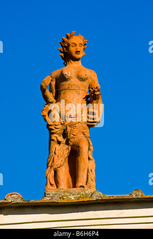 L'une des statues sur le musée de la porcelaine dans les jardins Boboli Florence Banque D'Images