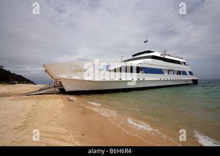 TRANSPORT ROUTIER un traversier a accosté sur une plage de l'île Moreton QUEENSLAND AUSTRALIE BDB11213 HORIZONTAL Banque D'Images