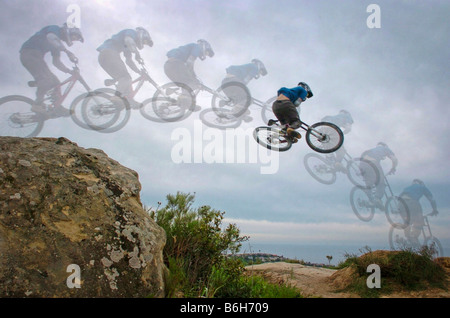 Vélo de montagne professionnel, Richie Schley, équitation à Laguna Beach, Californie Banque D'Images