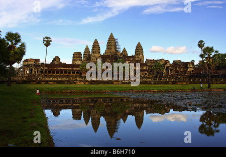 Façade principale du temple d'Angkor Wat, la mère de tous les Temples Ankor dans un jour ensoleillé clair reflète dans l'étang, Siem Reap Cambodge Banque D'Images