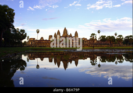 Façade principale du temple d'Angkor Wat, la mère de tous les Temples Ankor dans un jour ensoleillé clair reflète dans l'étang, Siem Reap Cambodge Banque D'Images