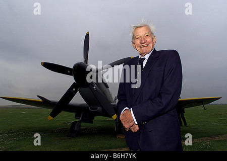 Meilleures notes WORLD WAR TWO RAF Fighter Pilot JOHNNIE JOHNSON AVEC SES VIEUX NUMÉROS DE VOL SUR SON SPITFIRE JE J À UN DUXFORD Banque D'Images