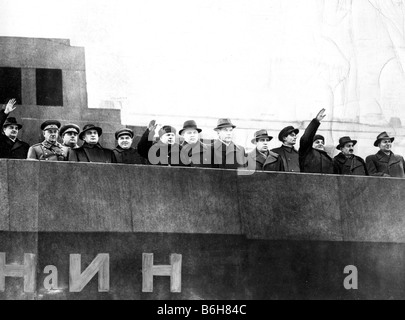 30E ANNIVERSAIRE DE LA RÉVOLUTION D'OCTOBRE PARADE sur la Place Rouge 7 Novembre 1947 - voir description ci-dessous pour des identités Banque D'Images