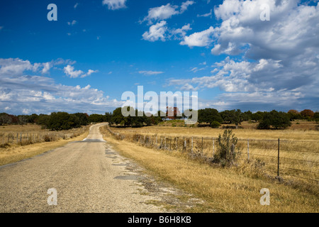 Amber Waves d'herbe et ciel bleu sur un jour d'automne dans le Texas Hill Country Banque D'Images