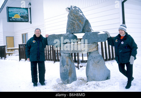 Couple posent devant des ours Inn, Churchill, Manitoba, Canada Banque D'Images