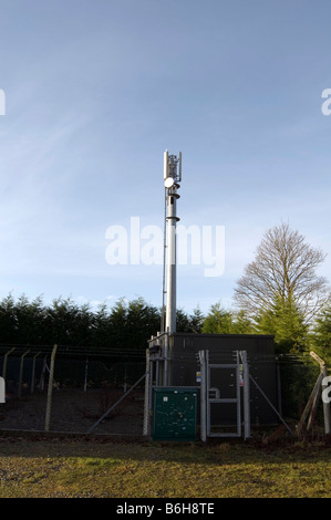 Téléphone cellulaire mobile réseau mât mâts d'antenne antenne de station de base directe Banque D'Images