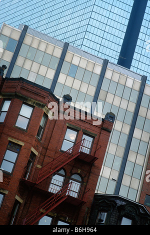 Boston USA 19e siècle bâtiments historiques brownstone sur Newbury Street contraste sur les gratte-ciel modernes Banque D'Images