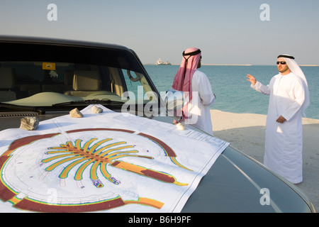 Deux ressortissants arabes ayant une discussion concernant l'un des projets de récupération de Palm Island à Dubaï. Banque D'Images