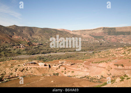 Maroc afrique du nord à travers une vallée à décembre dans contreforts des montagnes du Haut Atlas en direction de huttes de boue d'un village berbère Banque D'Images