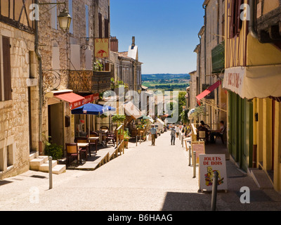 Scène de rue médiévale vallonné dans la magnifique vieille ville de Monflanquin, Lot et Garonne, Sud Ouest de la France, l'Europe en plein été Banque D'Images