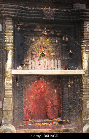 Dans l'autel bouddhiste or Tole Taumadhi Square Bhaktapur, dans la vallée centrale de Katmandou au Népal Banque D'Images
