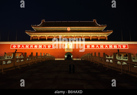 Tienanmen, la porte de la paix céleste Vue de nuit. Banque D'Images