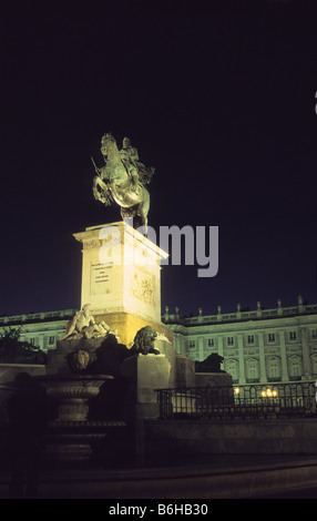 Statue du roi Felipe IV et le Palais Royal de nuit, Plaza de Oriente, Madrid, Espagne Banque D'Images
