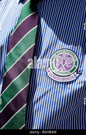 Détail d'un juge de ligne Polo Ralph Lauren shirt, un badge et une cravate au Wimbledon Tennis Championships 2008 Banque D'Images