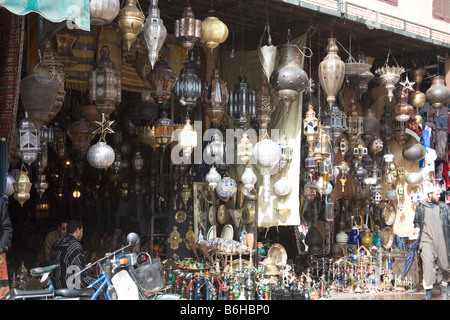 Marrakech Maroc Afrique du Nord Décembre une vaste sélection de lampes décoratives et narguilés à vendre à l'un des souks Banque D'Images