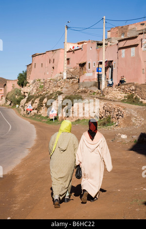 La vallée de Tahanaoute Asni Maroc berbère typique village de montagne au pied de la scène Haut Atlas Banque D'Images