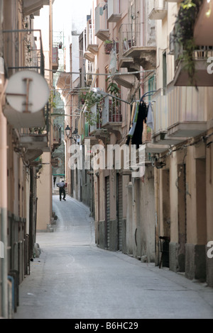 Une ruelle de la vieille ville de Trapani en Sicile Occidentale, en Italie. Banque D'Images