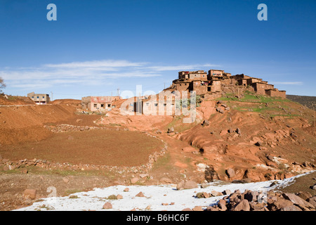 Le Maroc. Maisons de village de montagne berbères rurales en haut Atlas en hiver Banque D'Images