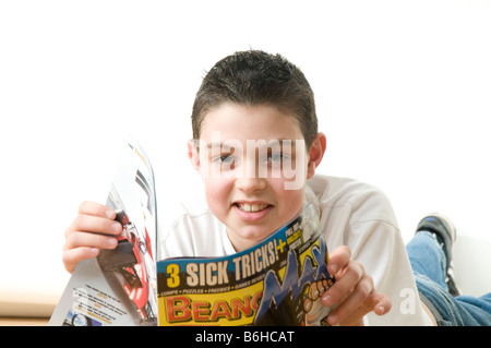 Garçon enfant la lecture des bandes dessinées beano dandy garçons lire l'alphabétisation funny fun comics éditeur édition éducation Enseignement des compétences les garçons Banque D'Images