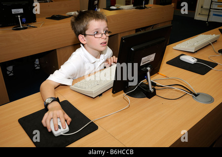 Élève de primaire à l'aide d'ordinateur en classe Banque D'Images