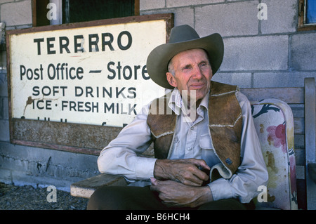 Guide de montagne professionnels Ley attend le mail dans le petit village isolé de Tejea Nouveau Mexique Banque D'Images