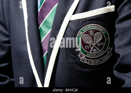 Détail d'un juge de ligne Polo Ralph Lauren, veste et cravate badge au Wimbledon Tennis Championships 2008 Banque D'Images