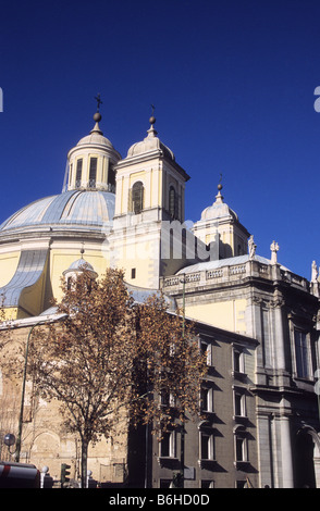 Dômes et tours de la basilique royale de Saint François le Grand / Real Basílica de San Francisco el Grande, Madrid, Espagne Banque D'Images