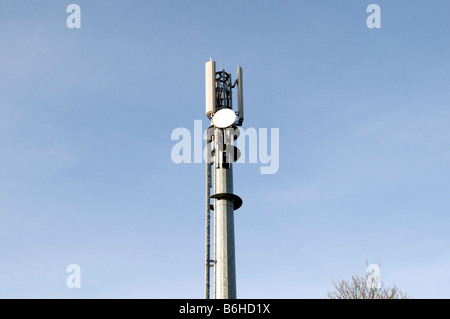 Téléphone cellulaire mobile réseau mât mâts d'antenne antenne de station de base directe Banque D'Images