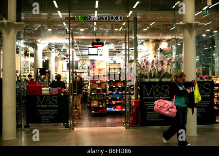 M & S Simply Food store à Londres St Pancras International Station Banque D'Images