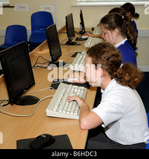 Les élèves de l'école primaire à l'aide d'ordinateurs en classe Banque D'Images