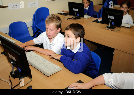 Les élèves de l'école primaire à l'aide d'ordinateurs en classe Banque D'Images