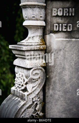 Détail d'une ère victorienne en pierre tombale/monument avec les mots 'Naissance' et 'die' clairement illustré. Banque D'Images