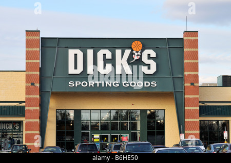 La façade extérieure de Dicks sporting goods store avec des voitures en stationnement. USA Banque D'Images