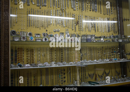 Marrakech Maroc Afrique du Nord Décembre Display cabinet plein de bijoux argent à vendre dans un souk Banque D'Images