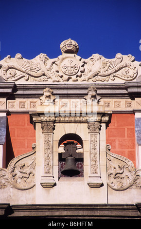 Détail de la cloche et de la sculpture en pierre sur la façade de l'église las Calatravas, Calle Alcala, Madrid, Espagne Banque D'Images