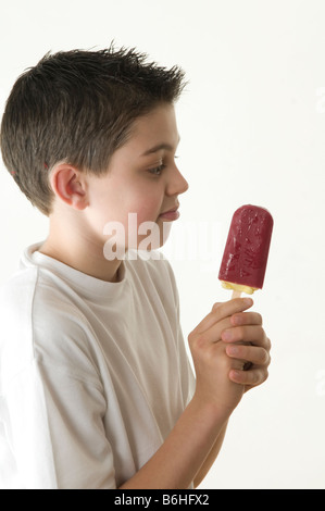 Lolly glaces Cornetto cone garçon enfant manger manger des aliments savoureux goût noix chocolat vanille noix allergique allergie traitement wafer Banque D'Images