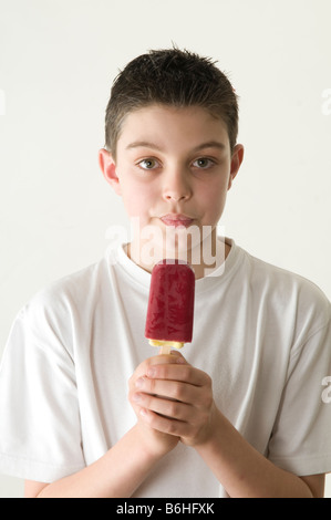 Lolly glaces Cornetto cone garçon enfant manger manger des aliments savoureux goût noix chocolat vanille noix allergique allergie traitement wafer Banque D'Images