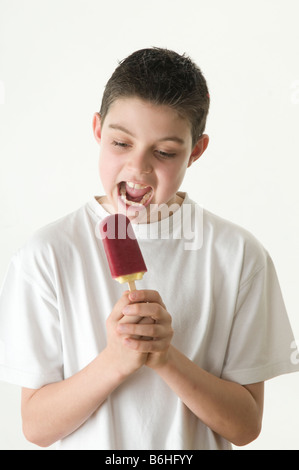 Lolly glaces Cornetto cone garçon enfant manger manger des aliments savoureux goût noix chocolat vanille noix allergique allergie traitement wafer Banque D'Images