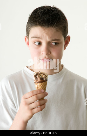 Ice cream cone cornetto garçon enfant manger manger des aliments savoureux goût noix chocolat vanille noix allergique allergie traitement wafer Banque D'Images