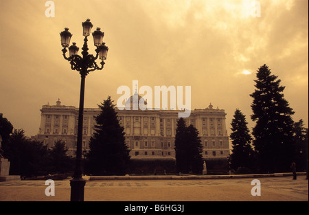 Palais Royal et lampe de rue en hiver, vu depuis les jardins de Sabatini, Madrid, Espagne Banque D'Images