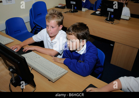 Les élèves de l'école primaire à l'aide d'ordinateurs en classe Banque D'Images