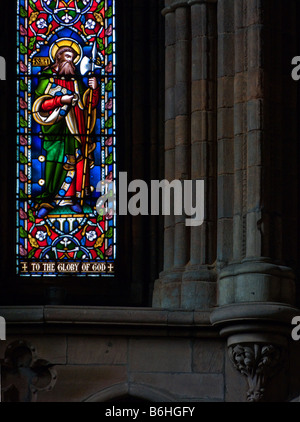 Les vitraux au-dessus de la chapelle Dame modifier au 15ème siècle au nord de l'abbaye de Hexham transcept Banque D'Images