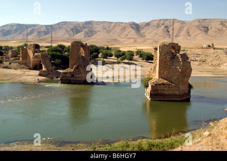 Hasankeyf ancienne ville, pont ruines sur Tigre, dans la province de Batman, d'être inondés par le réservoir Banque D'Images
